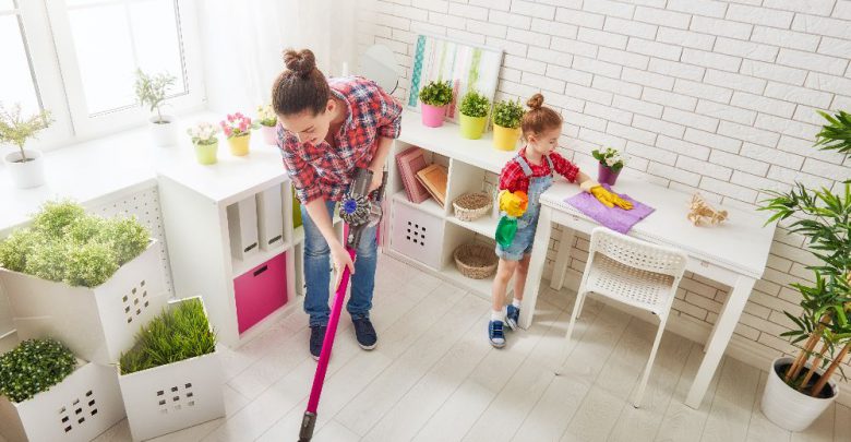 Frau staubsaugt in Wohnung